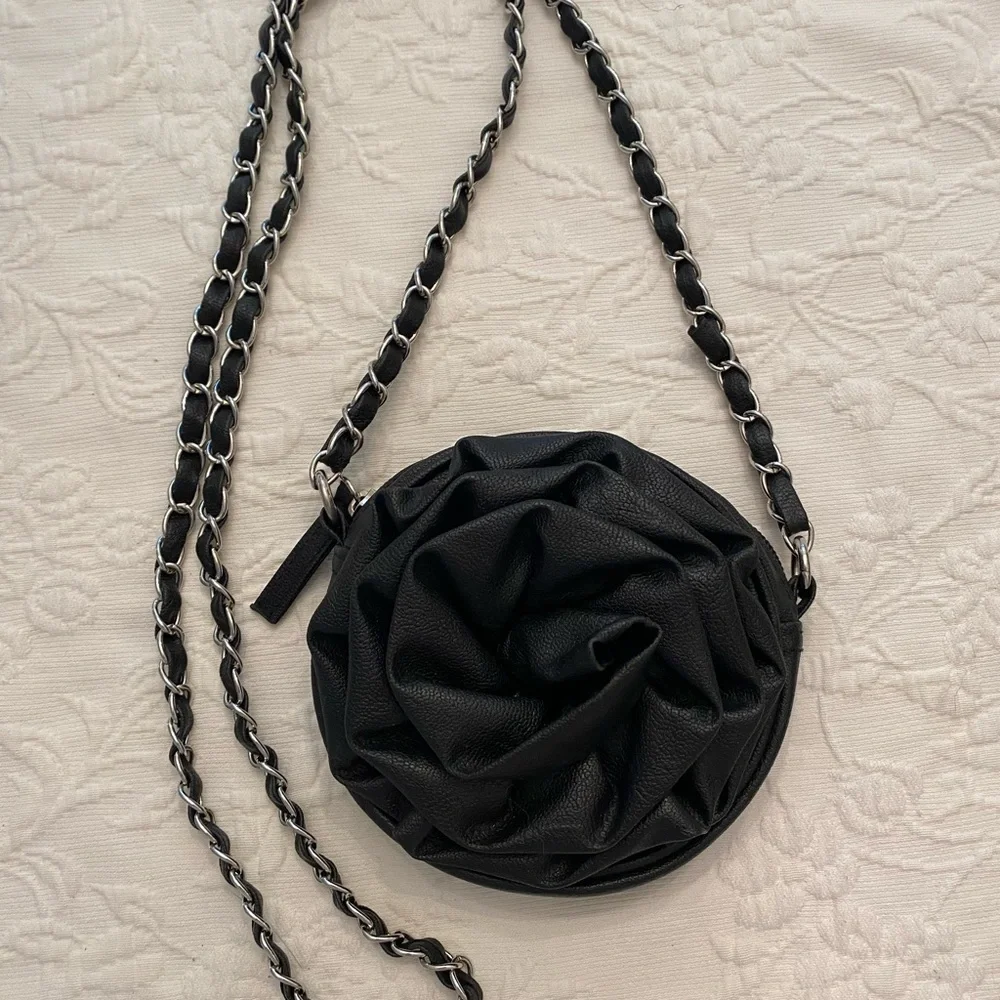 Elegant Black Leather Crossbody Bag - Picture 2 of 3